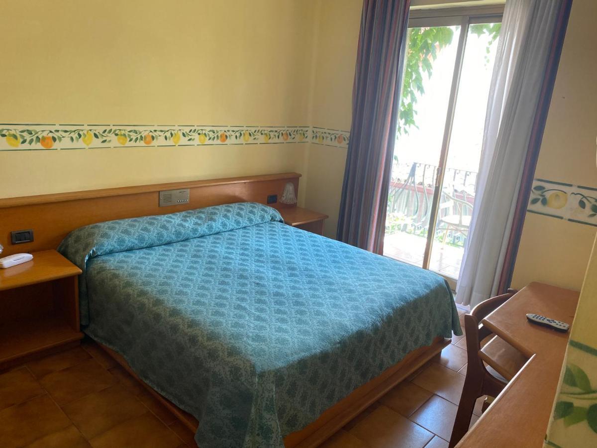 Hotel San Pietro Letojanni Esterno foto