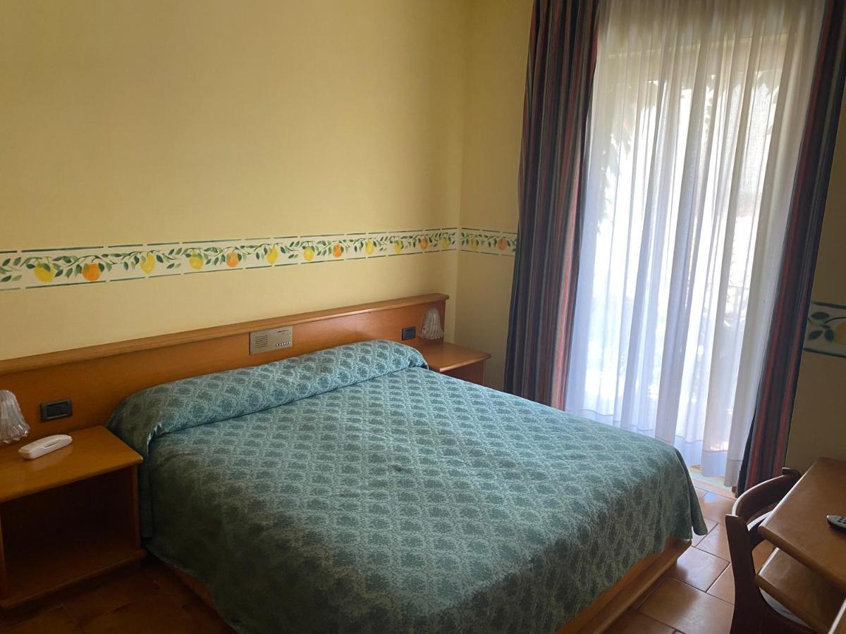 Hotel San Pietro Letojanni Esterno foto