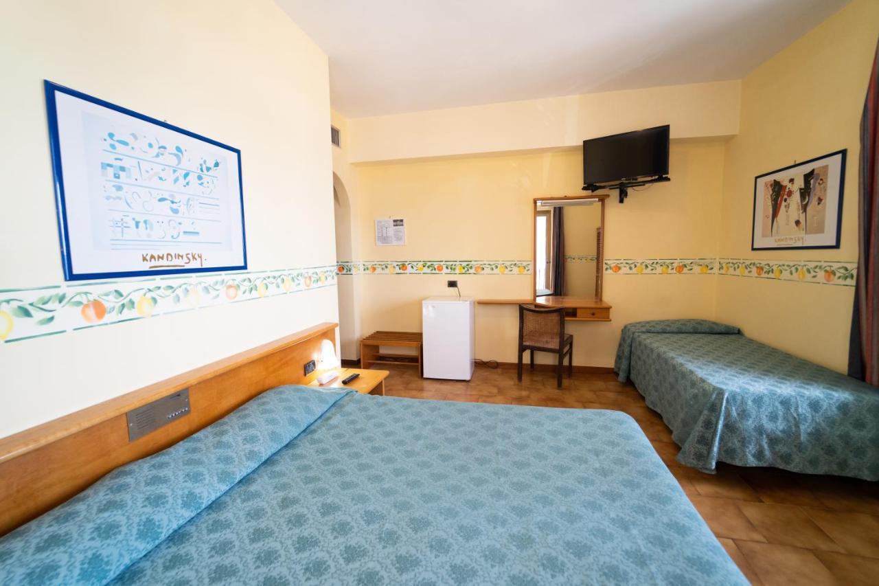 Hotel San Pietro Letojanni Esterno foto