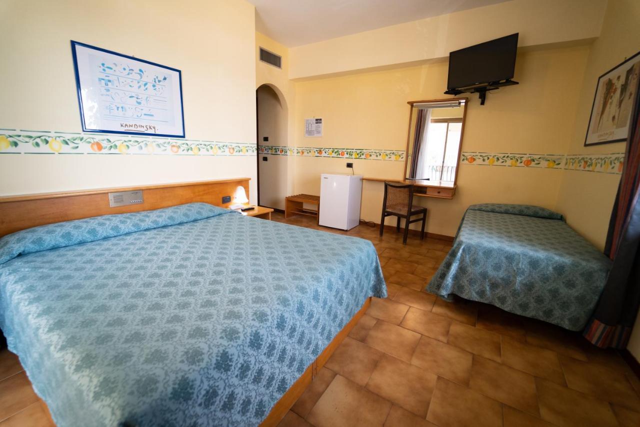 Hotel San Pietro Letojanni Esterno foto