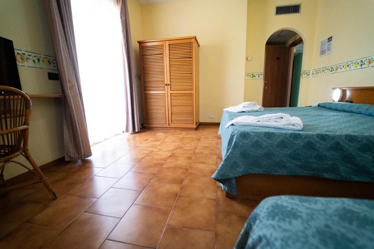 Hotel San Pietro Letojanni Esterno foto