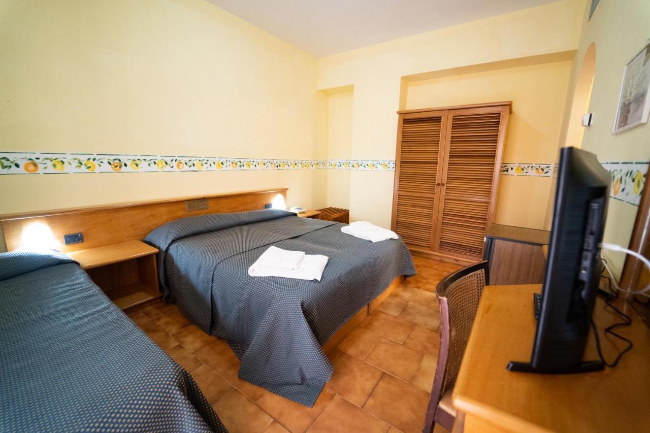 Hotel San Pietro Letojanni Esterno foto
