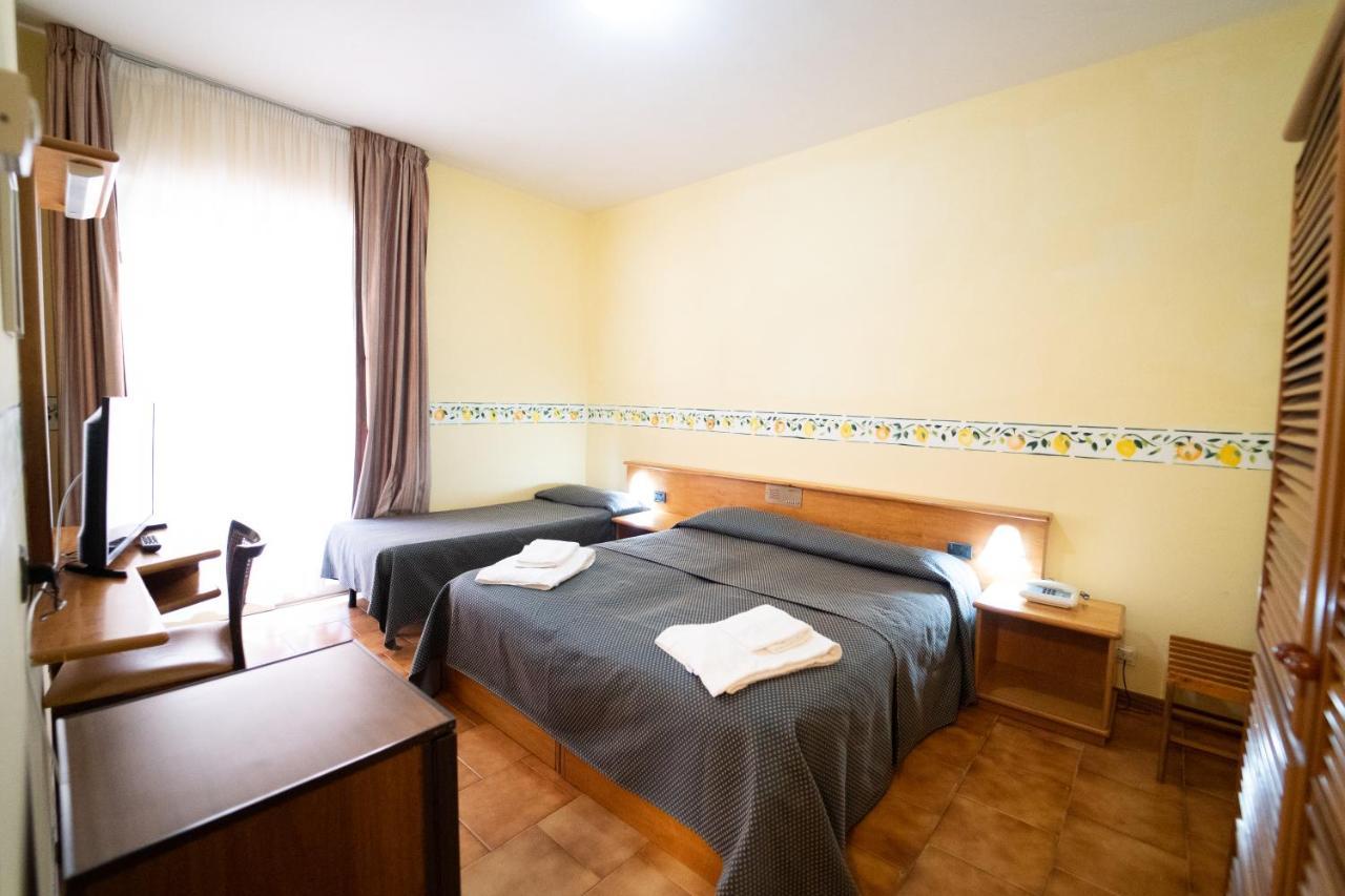 Hotel San Pietro Letojanni Esterno foto