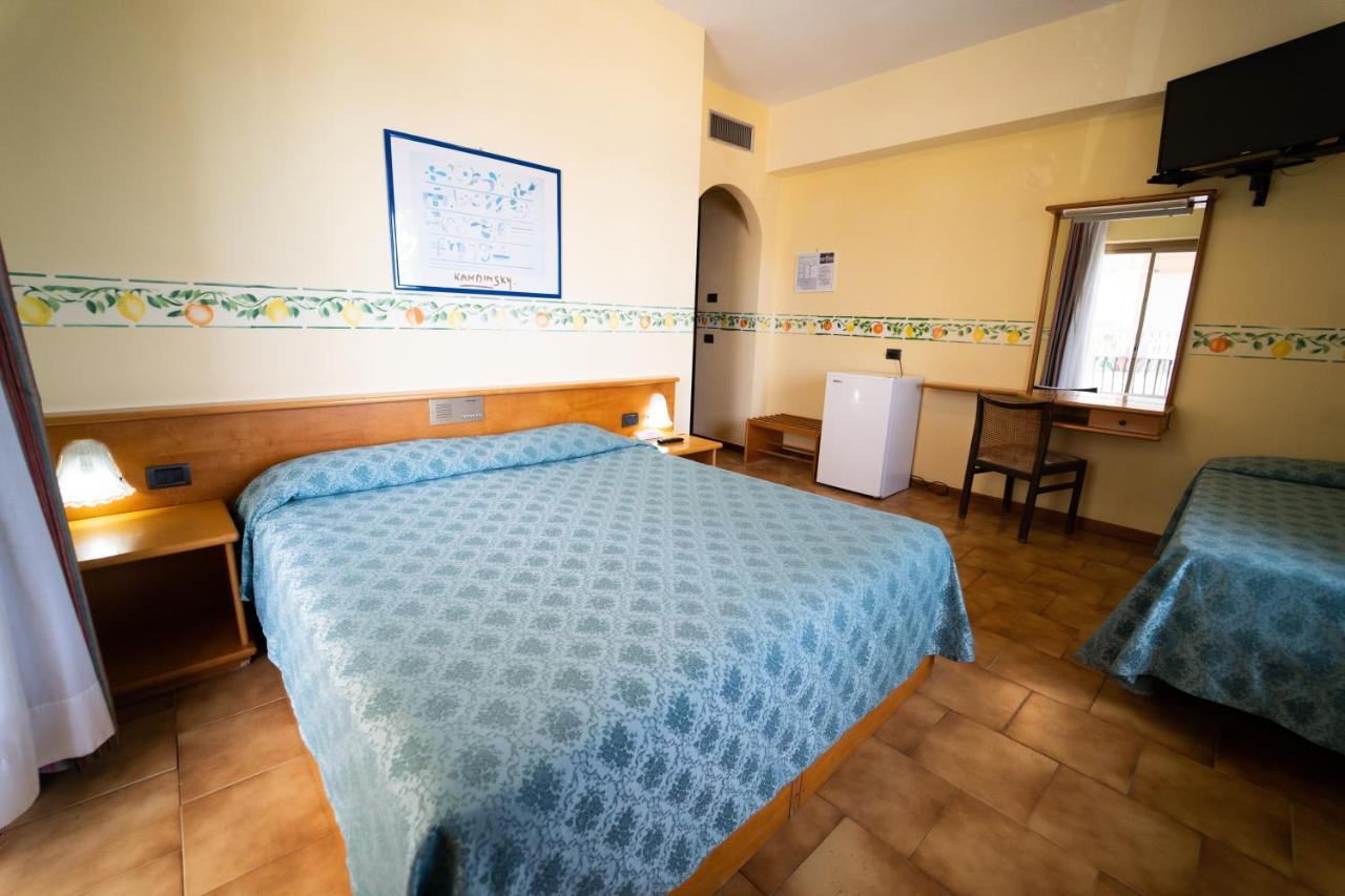 Hotel San Pietro Letojanni Esterno foto