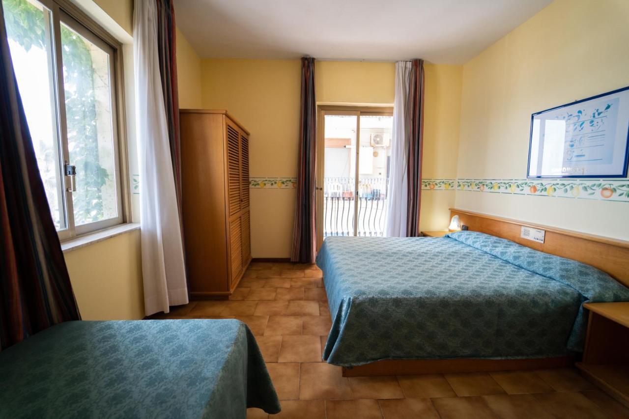 Hotel San Pietro Letojanni Esterno foto
