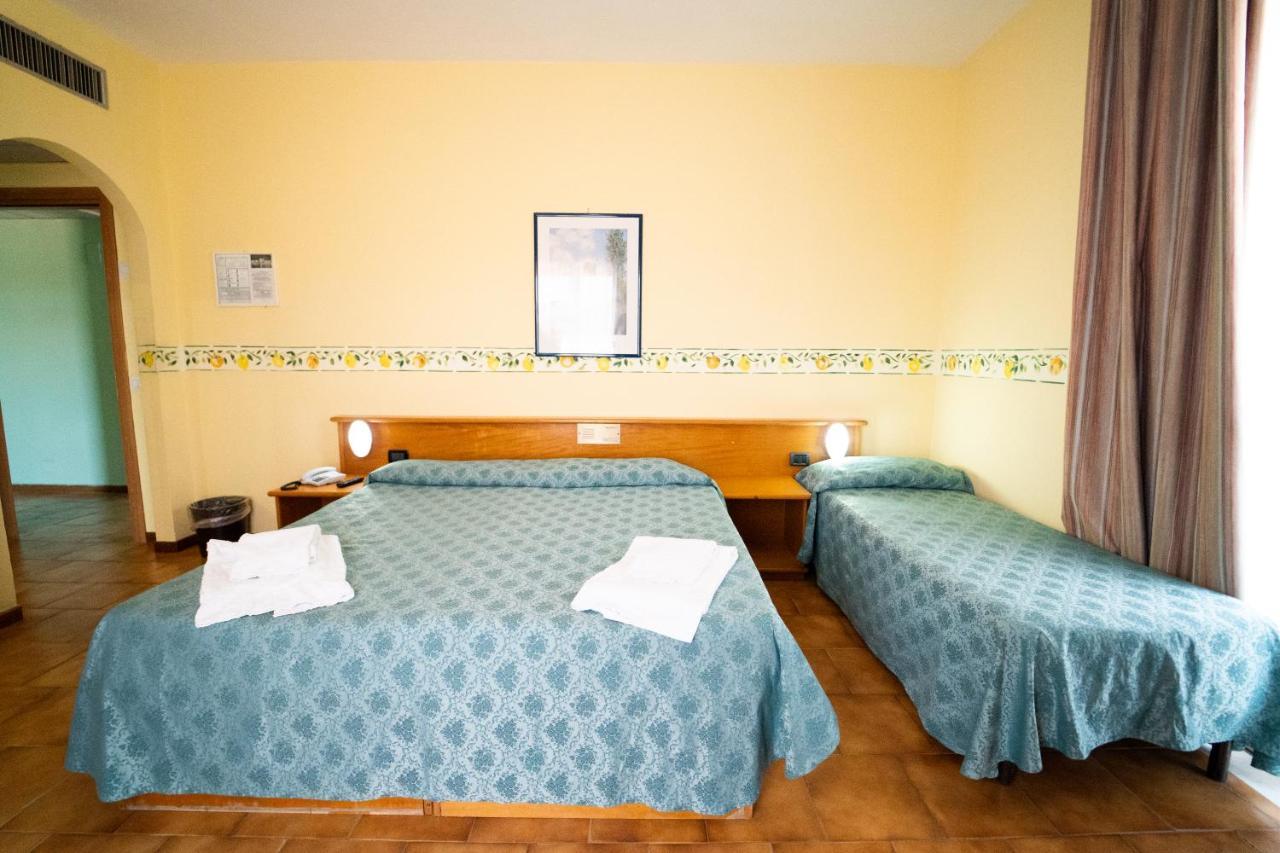 Hotel San Pietro Letojanni Esterno foto