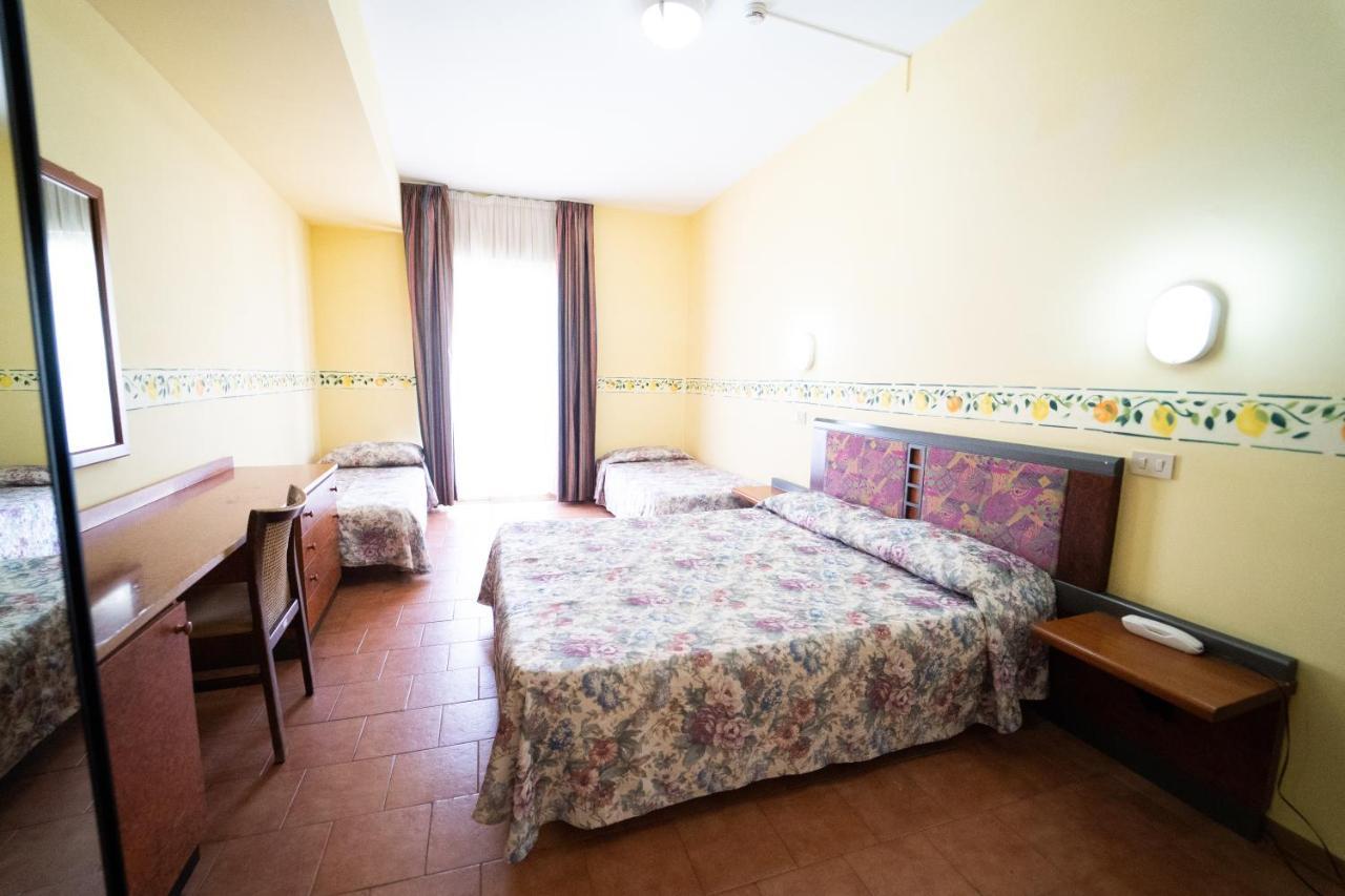 Hotel San Pietro Letojanni Esterno foto