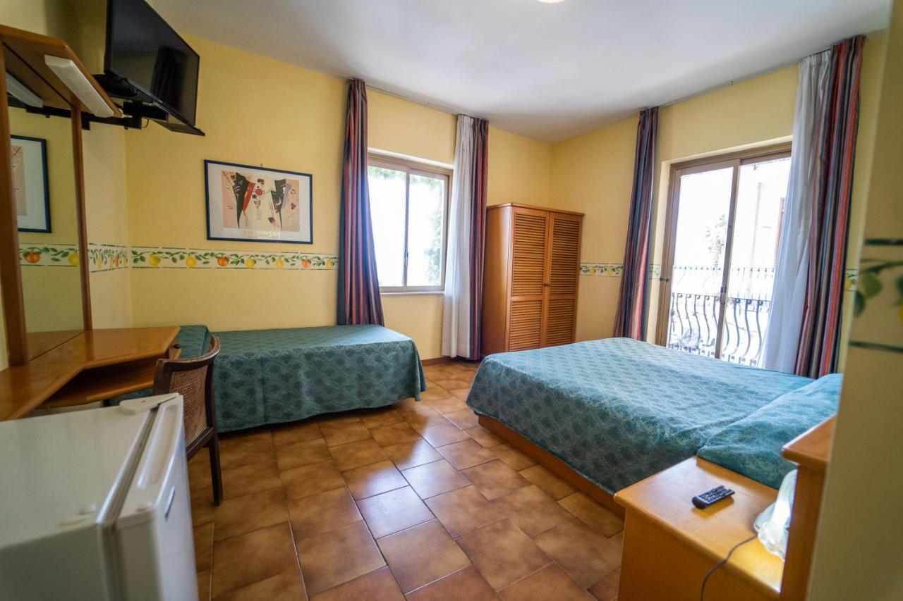 Hotel San Pietro Letojanni Esterno foto