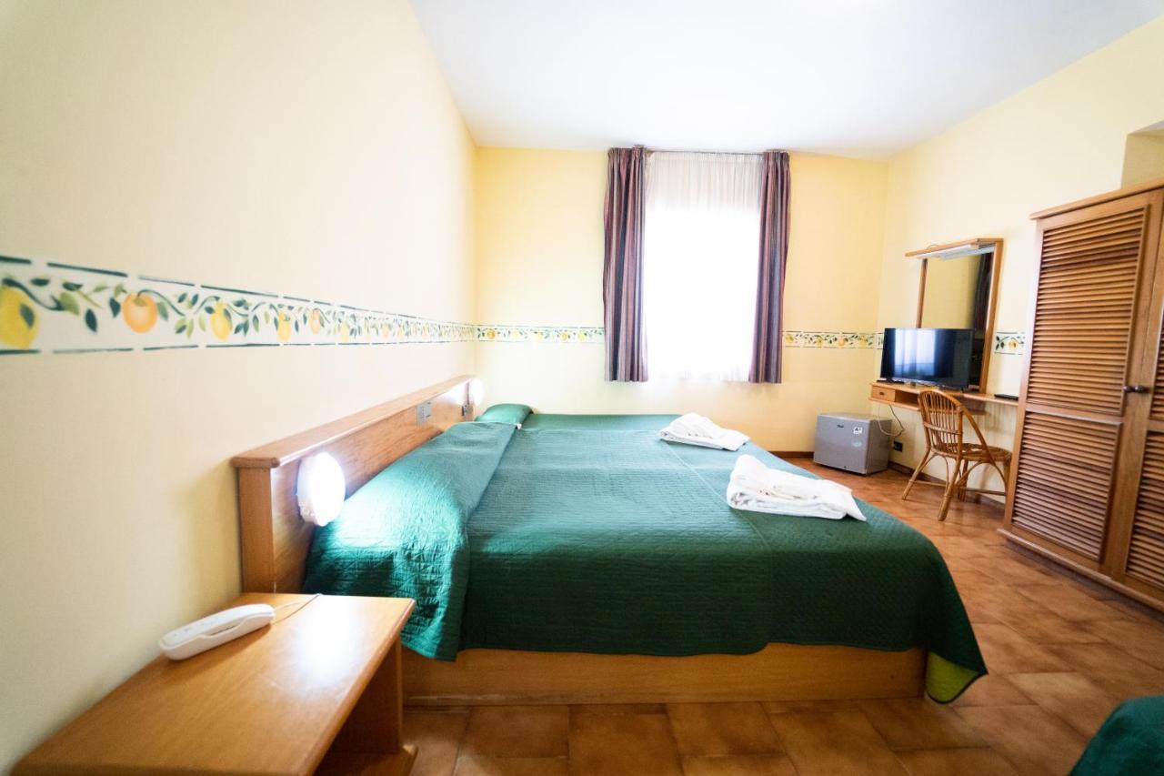 Hotel San Pietro Letojanni Esterno foto