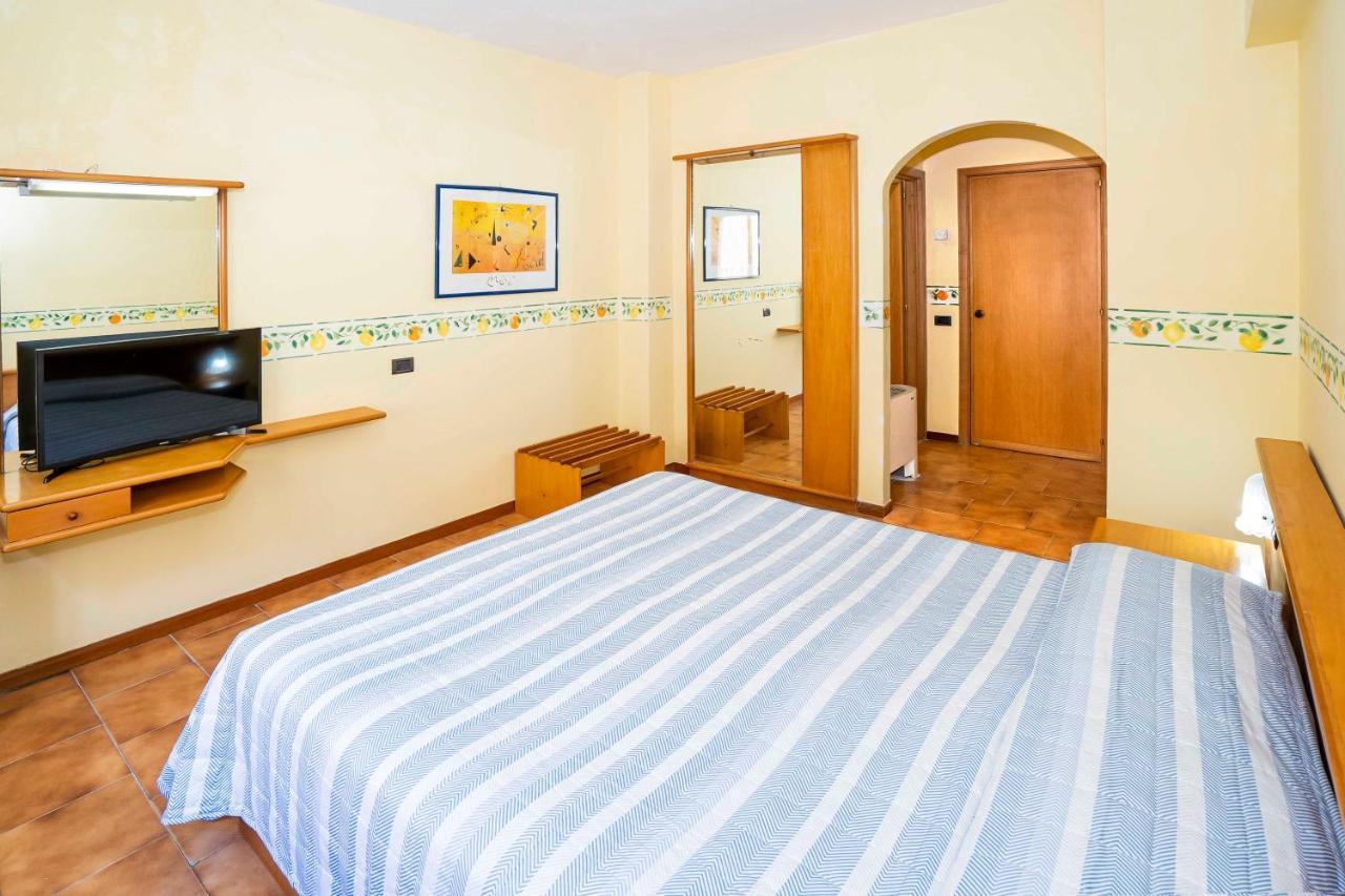 Hotel San Pietro Letojanni Esterno foto