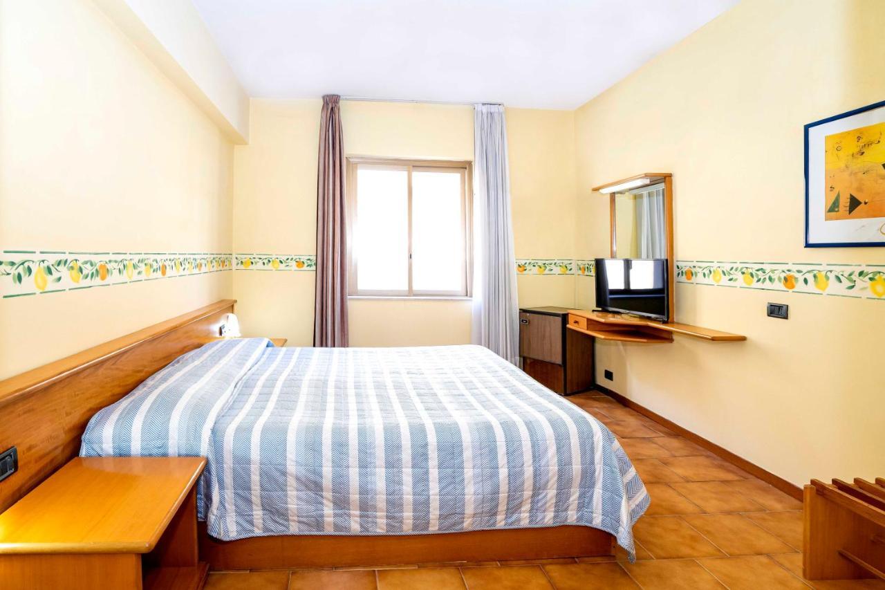 Hotel San Pietro Letojanni Esterno foto