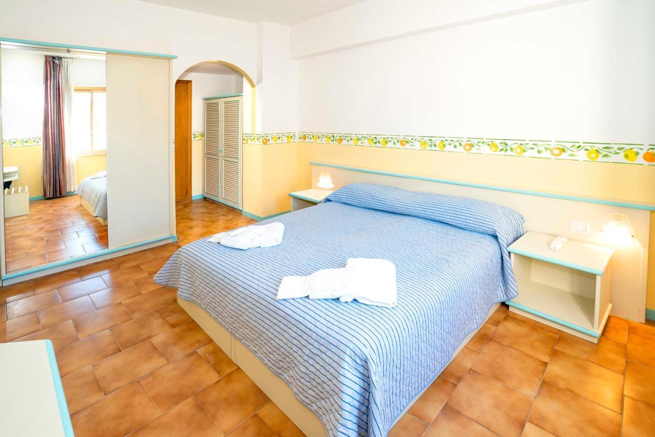 Hotel San Pietro Letojanni Esterno foto