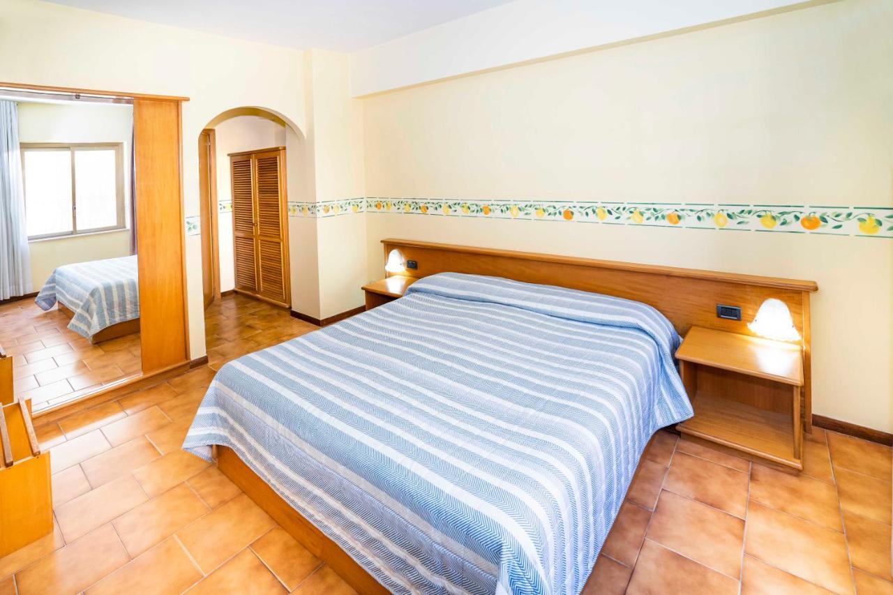 Hotel San Pietro Letojanni Esterno foto